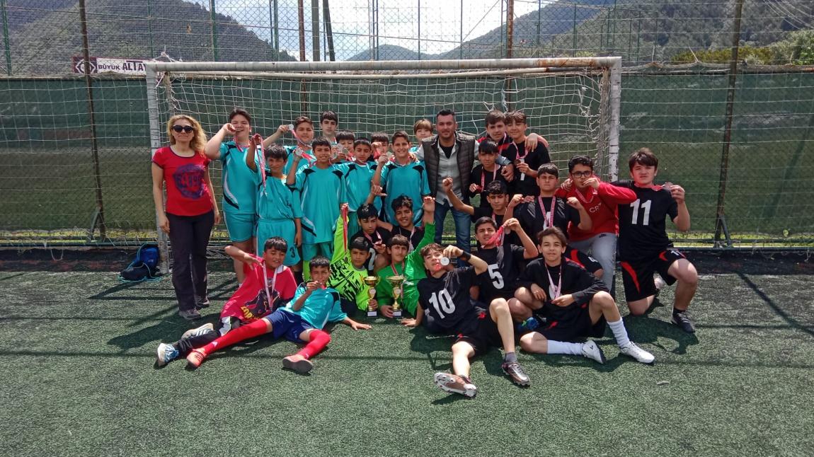İlçemizde Yapılan Ortaokullar Arası Futbol Turnuvasında Küçüklerde 2. ve Yıldızlarda 3. Olduk.
