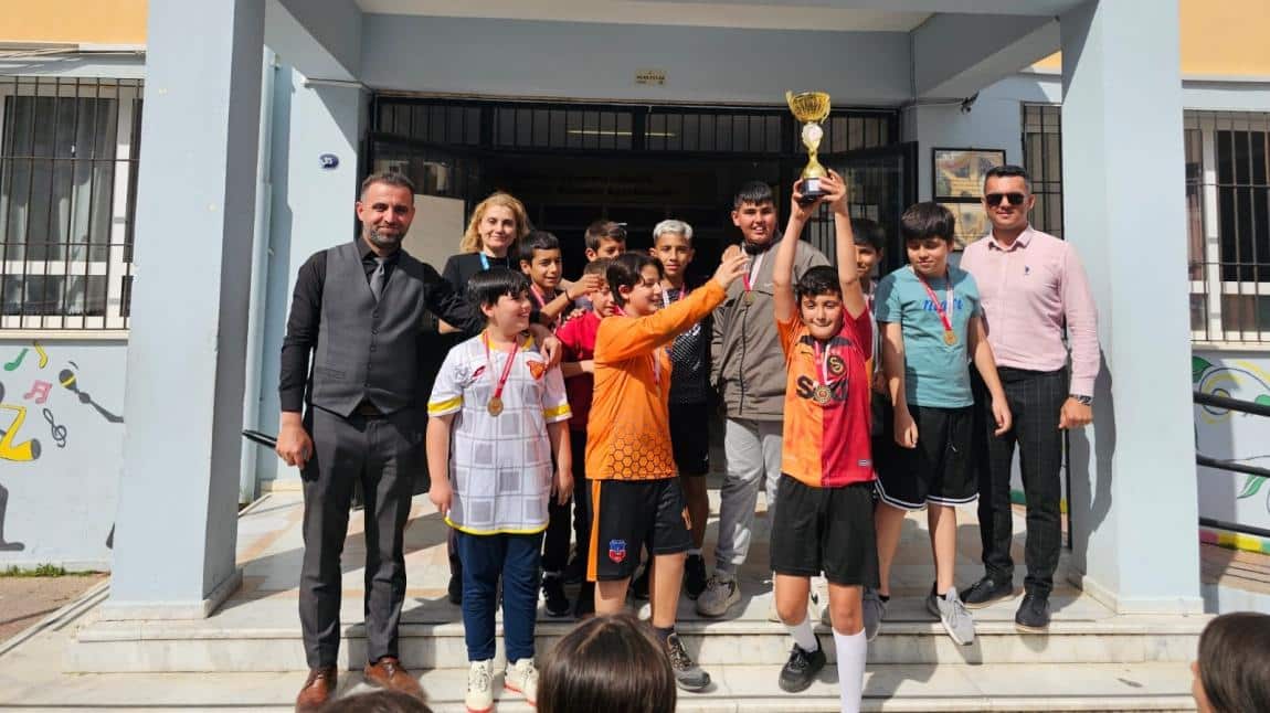 Okulumuz Küçükler Futbol Takımı İlçe Şampiyonu Olmuştur.